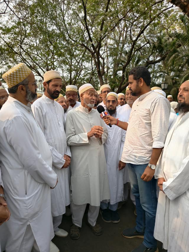 ग्राउंड रिपोर्टिंगदरम्यान ज्येष्ठ नागरिकांच्या गटाशी मायक्रोफोनसह संवाद साधताना