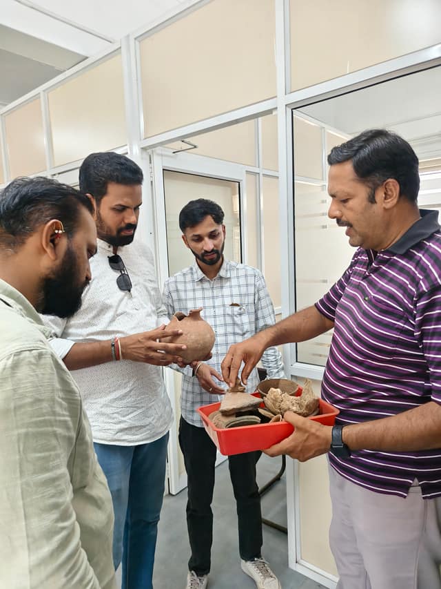 पुणे भेटीदरम्यान जुन्या मातीच्या भांड्यांचे निरीक्षण